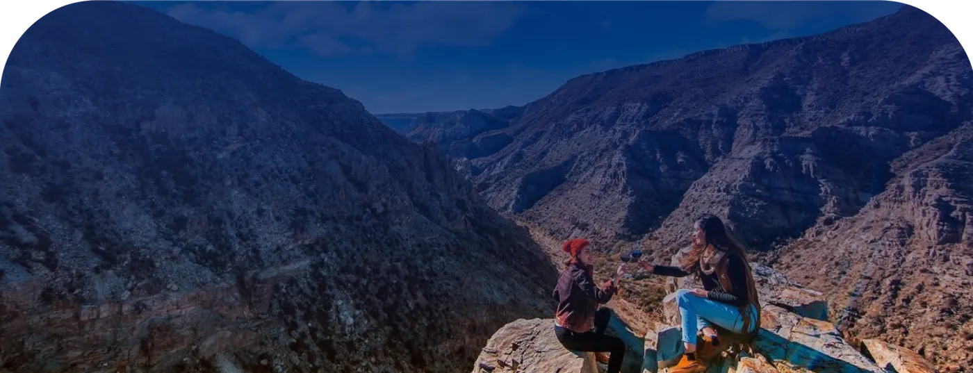 Estudiantes disfrutando de una salida educativa en la montaña
